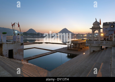 Pushkar, Rajasthan, Inde. Le principal ghat au coucher du soleil Banque D'Images