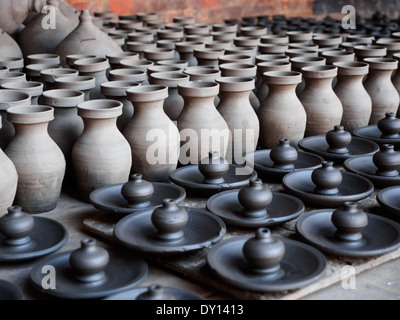 Des pots d'argile sèche dans la célèbre Place Pottery de Bhaktapur, Népal Banque D'Images