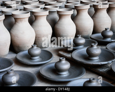 Des pots d'argile sèche dans la célèbre Place Pottery de Bhaktapur, Népal Banque D'Images