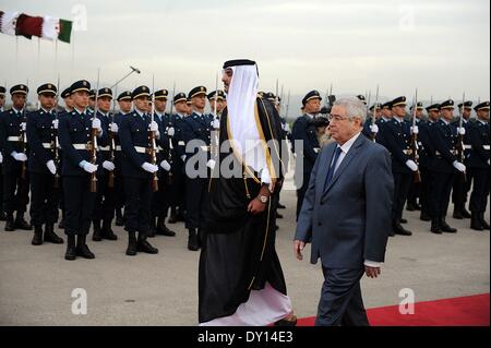 Alger, Algérie. 2ème apr 2014. L'émir du Qatar, Cheikh Tamim bin Hamad bin Khalifa Al Thani (avant l) est accueilli par Abdelkader Bensalah (/R), le président du Conseil de la Nation de l'Algérie, à son arrivée à Alger, capitale de l'Algérie, le 2 avril 2014. © Mohamed KADRI/Xinhua/Alamy Live News Banque D'Images