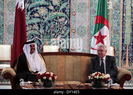 Alger, Algérie. 2ème apr 2014. L'émir du Qatar, Cheikh Tamim bin Hamad bin Khalifa Al Thani (L) rencontre avec Abdelkader Bensalah, le président du Conseil de la Nation de l'Algérie, à Alger, capitale de l'Algérie, le 2 avril 2014. © Mohamed KADRI/Xinhua/Alamy Live News Banque D'Images