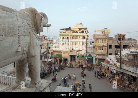 Udaipur, Rajasthan, Inde, Asie du Sud. Vue de l'éléphant statue à l'entrée de Temple Jagdish Banque D'Images