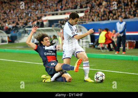 Paris, France. Apr 02, 2014. Eden Hazard (CHE) - Edinson Cavani (PSG) en action pendant le match entre le PSG et Chelsea Ligue des Champions Quart de finale : Action Crédit Plus Sport/Alamy Live News Banque D'Images