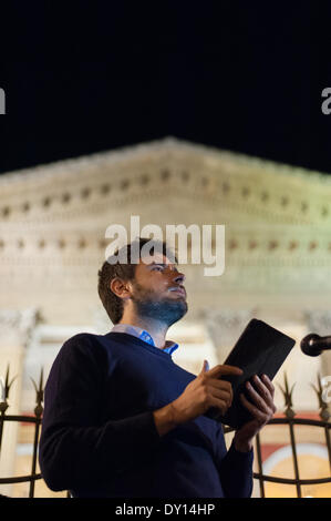 Palerme, Italie. Mar 31, 2014. Palerme, 31 mars 2014 - Alessandro Di Battista, 35 ans, tenant son iPad. Députés du mouvement cinq étoiles sont connues pour l'utilisation massive de l'theri réseaux sociaux. Après avoir été temporairement suspendue de la législature, 26 députés de Beppe Grilo Cinq Étoiles du mouvement sont tournées à l'Italie de faire prendre conscience aux gens de ce qui se passe à l'intérieur des murs de la chambre des députés. © Guglielmo Mangiapane/NurPhoto ZUMAPRESS.com/Alamy/Live News Banque D'Images