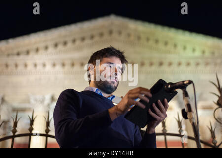 Palerme, Italie. Mar 31, 2014. Palerme, 31 mars 2014 - Alessandro Di Battista, 35 ans, sur le point de commencer son discours en place principale de Palerme. Après avoir été temporairement suspendue de la législature, 26 députés de Beppe Grilo Cinq Étoiles du mouvement sont tournées à l'Italie de faire prendre conscience aux gens de ce qui se passe à l'intérieur des murs de la chambre des députés. © Guglielmo Mangiapane/NurPhoto ZUMAPRESS.com/Alamy/Live News Banque D'Images