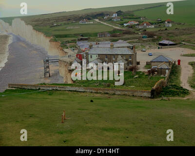 Urrugne, East Sussex, UK. 2 avril 2014 changement de scène à Urrugne. Maintenant retirée de toit cottage no 3 que démolition continue. Chutes de pierres se produisent encore le long des falaises de craie.David Burr/Alamy Live News Banque D'Images