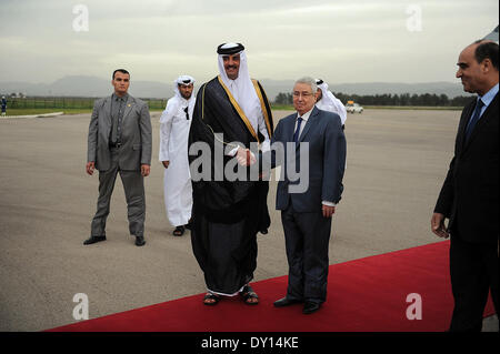 Alger, Algérie. 2ème apr 2014. L'émir du Qatar a été accueilli à l'Aéroport International Houari-Boumediene par le président du Conseil de la Nation (Chambre haute du Parlement) Abdelkader Bensalah . Emir de l'Etat du Qatar, Cheikh Tamim bin Hamad Al Thani est arrivé mercredi 02 avril 2014 à Alger pour un tw visite officielle à l'invitation du Président de la République Abdelaziz Bouteflika. © Labouad NurPhoto/Amine/ZUMAPRESS.com/Alamy Live News Banque D'Images