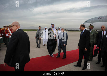 Alger, Algérie. 2ème apr 2014. L'émir du Qatar a été accueilli à l'Aéroport International Houari-Boumediene par le président du Conseil de la Nation (Chambre haute du Parlement) Abdelkader Bensalah . Emir de l'Etat du Qatar, Cheikh Tamim bin Hamad Al Thani est arrivé mercredi 02 avril 2014 à Alger pour un tw visite officielle à l'invitation du Président de la République Abdelaziz Bouteflika. © Labouad NurPhoto/Amine/ZUMAPRESS.com/Alamy Live News Banque D'Images