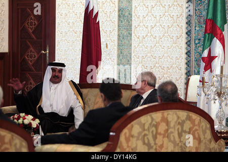 Alger, Algérie. 2ème apr 2014. L'émir du Qatar a été accueilli à l'Aéroport International Houari-Boumediene par le président du Conseil de la Nation (Chambre haute du Parlement) Abdelkader Bensalah . Emir de l'Etat du Qatar, Cheikh Tamim bin Hamad Al Thani est arrivé mercredi 02 avril 2014 à Alger pour un tw visite officielle à l'invitation du Président de la République Abdelaziz Bouteflika. © Labouad NurPhoto/Amine/ZUMAPRESS.com/Alamy Live News Banque D'Images