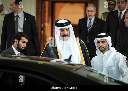 Alger, Algérie. 2ème apr 2014. L'émir du Qatar a été accueilli à l'Aéroport International Houari-Boumediene par le président du Conseil de la Nation (Chambre haute du Parlement) Abdelkader Bensalah . Emir de l'Etat du Qatar, Cheikh Tamim bin Hamad Al Thani est arrivé mercredi 02 avril 2014 à Alger pour un tw visite officielle à l'invitation du Président de la République Abdelaziz Bouteflika. © Labouad NurPhoto/Amine/ZUMAPRESS.com/Alamy Live News Banque D'Images