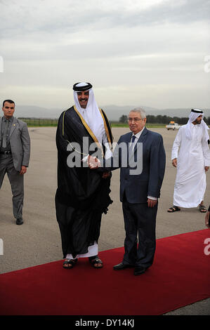 Alger, Algérie. 2ème apr 2014. L'émir du Qatar a été accueilli à l'Aéroport International Houari-Boumediene par le président du Conseil de la Nation (Chambre haute du Parlement) Abdelkader Bensalah . Emir de l'Etat du Qatar, Cheikh Tamim bin Hamad Al Thani est arrivé mercredi 02 avril 2014 à Alger pour un tw visite officielle à l'invitation du Président de la République Abdelaziz Bouteflika. © Labouad NurPhoto/Amine/ZUMAPRESS.com/Alamy Live News Banque D'Images