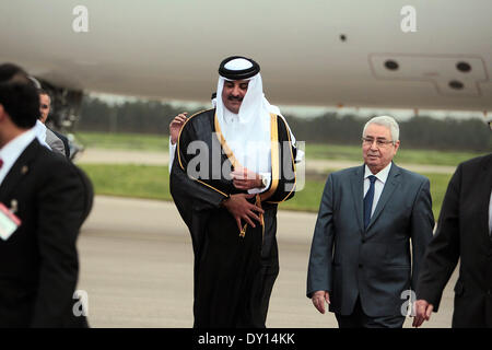 Alger, Algérie. 2ème apr 2014. L'émir du Qatar a été accueilli à l'Aéroport International Houari-Boumediene par le président du Conseil de la Nation (Chambre haute du Parlement) Abdelkader Bensalah . Emir de l'Etat du Qatar, Cheikh Tamim bin Hamad Al Thani est arrivé mercredi 02 avril 2014 à Alger pour un tw visite officielle à l'invitation du Président de la République Abdelaziz Bouteflika. © Labouad NurPhoto/Amine/ZUMAPRESS.com/Alamy Live News Banque D'Images