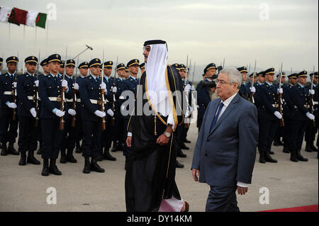 Alger, Algérie. 2ème apr 2014. L'émir du Qatar a été accueilli à l'Aéroport International Houari-Boumediene par le président du Conseil de la Nation (Chambre haute du Parlement) Abdelkader Bensalah . Emir de l'Etat du Qatar, Cheikh Tamim bin Hamad Al Thani est arrivé mercredi 02 avril 2014 à Alger pour un tw visite officielle à l'invitation du Président de la République Abdelaziz Bouteflika. © Labouad NurPhoto/Amine/ZUMAPRESS.com/Alamy Live News Banque D'Images