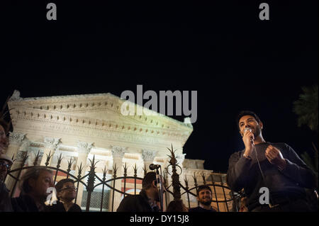 Palerme, Italie. Mar 31, 2014. Palerme, 31 mars 2014 - Giorgio Sorial, 30, au cours de son discours, en face du Teatro Massimo de Palerme. Après avoir été temporairement suspendue de la législature, 26 députés de Beppe Grilo Cinq Étoiles du mouvement sont tournées à l'Italie de faire prendre conscience aux gens de ce qui se passe à l'intérieur des murs de la chambre des députés. © Guglielmo Mangiapane/NurPhoto ZUMAPRESS.com/Alamy/Live News Banque D'Images