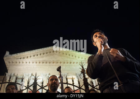 Palerme, Italie. Mar 31, 2014. Palerme, 31 mars 2014 - Giorgio Sorial, 30, célèbre pour avoir appelé le bourreau président Giorgio Napolitano. Après avoir été temporairement suspendue de la législature, 26 députés de Beppe Grilo Cinq Étoiles du mouvement sont tournées à l'Italie de faire prendre conscience aux gens de ce qui se passe à l'intérieur des murs de la chambre des députés. © Guglielmo Mangiapane/NurPhoto ZUMAPRESS.com/Alamy/Live News Banque D'Images