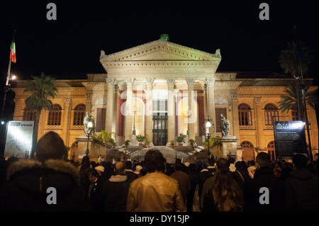 Palerme, Italie. Mar 31, 2014. Palerme, 31 mars 2014 - Discours du mouvement cinq étoiles a eu lieu en face du Teatro Massimo, le plus grand theatre municipal de Palerme. Après avoir été temporairement suspendue de la législature, 26 députés de Beppe Grilo Cinq Étoiles du mouvement sont tournées à l'Italie de faire prendre conscience aux gens de ce qui se passe à l'intérieur des murs de la chambre des députés. © Guglielmo Mangiapane/NurPhoto ZUMAPRESS.com/Alamy/Live News Banque D'Images