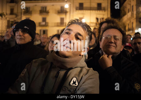 Palerme, Italie. Mar 31, 2014. Palerme, 31 mars 2014 - Un homme à Palerme est à l'écoute du mouvement cinq étoiles sous-Alessandro Di Battista. Après avoir été temporairement suspendue de la législature, 26 députés de Beppe Grilo Cinq Étoiles du mouvement sont tournées à l'Italie de faire prendre conscience aux gens de ce qui se passe à l'intérieur des murs de la chambre des députés. © Guglielmo Mangiapane/NurPhoto ZUMAPRESS.com/Alamy/Live News Banque D'Images