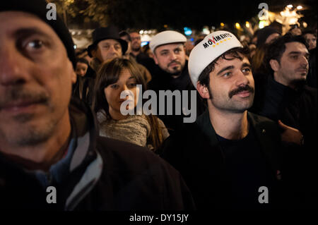 Palerme, Italie. Mar 31, 2014. Palerme, 31 mars 2014 - Un jeune homme porte un chapeau sicilan typique avec le logo de la mouvement cinq étoiles. Après avoir été temporairement suspendue de la législature, 26 députés de Beppe Grilo Cinq Étoiles du mouvement sont tournées à l'Italie de faire prendre conscience aux gens de ce qui se passe à l'intérieur des murs de la chambre des députés. © Guglielmo Mangiapane/NurPhoto ZUMAPRESS.com/Alamy/Live News Banque D'Images