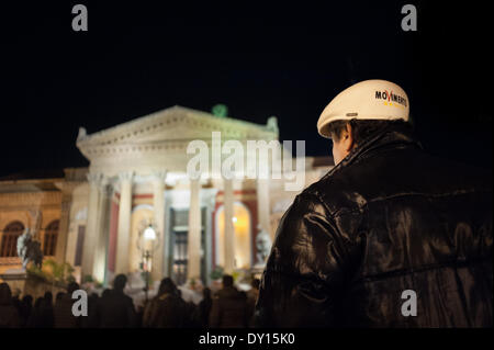 Palerme, Italie. Mar 31, 2014. Palerme, 31 mars 2014 - Un homme porte le chapeau avec le typique sicilan mouvement cinq étoiles logo. Après avoir été temporairement suspendue de la législature, 26 députés de Beppe Grilo Cinq Étoiles du mouvement sont tournées à l'Italie de faire prendre conscience aux gens de ce qui se passe à l'intérieur des murs de la chambre des députés. © Guglielmo Mangiapane/NurPhoto ZUMAPRESS.com/Alamy/Live News Banque D'Images