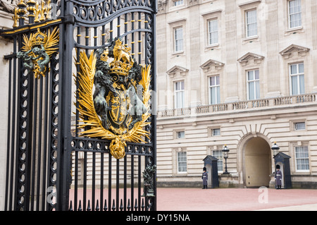 Buckingham Palace porte avec Royal Crest, armoiries royales du Royaume-Uni, Londres Angleterre Royaume-Uni Banque D'Images