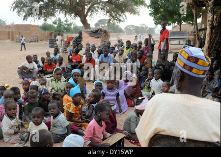 Zinder AU NIGER, les enfants assis sur la madrasa en route et répéter les versets coraniques, une école islamique Coran d'une mosquée Banque D'Images