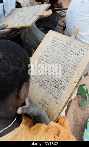 Zinder AU NIGER, les enfants assis sur la madrasa en route et répéter les versets coraniques, une école islamique Coran d'une mosquée Banque D'Images