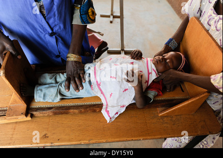 Zinder, NIGER Projet de nutrition pour les petits enfants de l'église catholique et le PAM à Kara-KARA, en raison du changement climatique, la sécheresse et la croissance de la population dans la région du Sahel est un problème permanent Banque D'Images