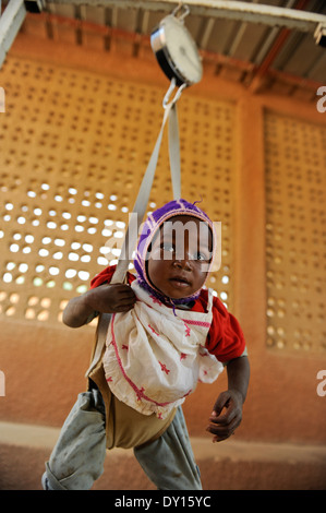 Zinder, NIGER Projet de nutrition pour les petits enfants de l'église catholique et le PAM à Kara-KARA, en raison du changement climatique, la sécheresse et la croissance de la population dans la région du Sahel est un problème permanent Banque D'Images