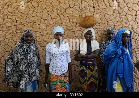 Zinder, NIGER village BABAN TAPKI, jeune femme en face de calebasse avec mur d'argile Banque D'Images