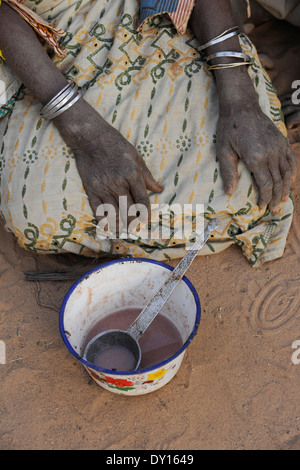 Zinder, NIGER BABAN TAPKI village, la femme souffre de la faim Banque D'Images