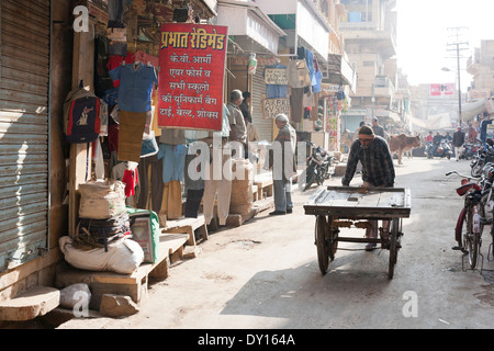 Udaipur, Rajasthan, Inde. Tôt le matin dans le bazar principal Banque D'Images