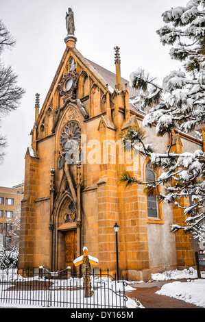 Le style néo-gothique Chapelle Loretto, accueil de la miraculeuse' 'Mescalier se dresse sur un jour de neige à Santa Fe, NM Banque D'Images