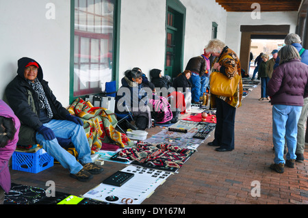 Native American bijoutiers et artisans exposent leurs produits, sous le portique du palais du gouverneur, sur la plaza de Santa Fe Banque D'Images