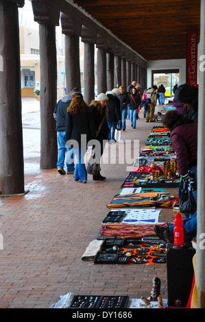 Les artisans amérindiens afficher wares, un jour d'hiver sous le portique du PALAIS DES GOUVERNEURS DE L'immeuble, Santa Fe, NM Banque D'Images