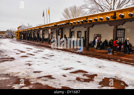 Les artisans amérindiens afficher wares, un jour d'hiver sous le portique du PALAIS DES GOUVERNEURS DE L'immeuble, Santa Fe, NM Banque D'Images