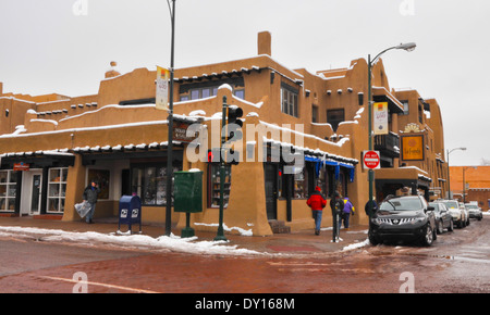 Les restes de neige s'attardent sur l'hôtel La Fonda, un jour d'hiver sur la plaza dans le centre-ville de Santa Fe, NM Banque D'Images