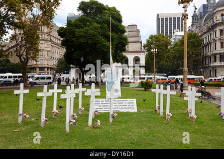 Croix blanches islas malvinas memorial pour protester en chapelle cimetière darwin Plaza de Mayo buenos aires argentine Banque D'Images