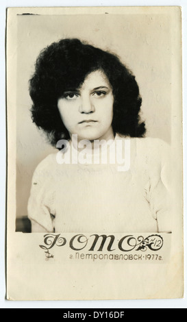 Urss - circa 1977 : Antique photo montre studio portrait de jeunes femmes Banque D'Images