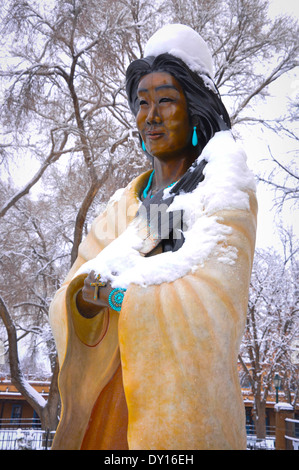 Statue en bronze de Sainte Kateri en scène de neige se tient juste en face de la Basilique Cathédrale de Saint François d'assise à Santa Fe, NM Banque D'Images