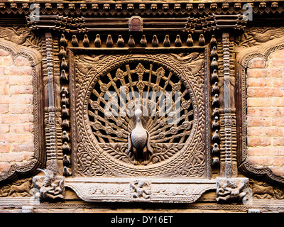 La célèbre Bhaktapur peacock window, sculpté en Newari fashion. Le Népal Banque D'Images