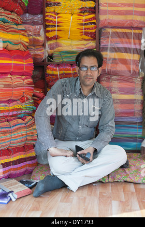 Jodhpur, Rajasthan, Inde. Propriétaire de boutique de tissus utilisés pour la fabrication des saris. Sardar Market, le main bazaar Banque D'Images