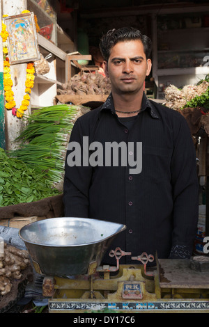 Jodhpur, Rajasthan, Inde. Portrait de stall holder, Sardar Market, le main bazaar Banque D'Images