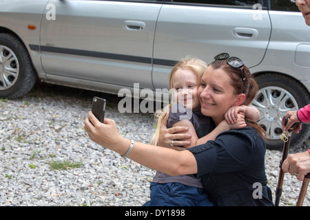 Prendre une maman inspirée de son selfies et sa fille en plein milieu d'un parc de stationnement l'âge de 6 et 34. Spala Centre de la Pologne Banque D'Images