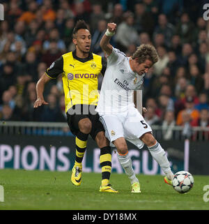 Madrid, Espagne. 2ème apr 2014. Du Real Madrid Fabio Coentrao (R) pousses durant la Ligue des Champions quart de finale match aller match contre Dortmund à Santiago Bernabeu à Madrid, Espagne, le 2 avril 2014. Le Real Madrid a remporté le match par 3-0. Credit : Xie Haining/Xinhua/Alamy Live News Banque D'Images