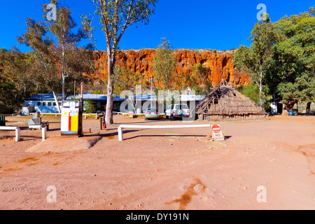 Glen Helen Gorge paysages paysage australien de l'outback du territoire du nord de l'Australie Centrale formations rocheuses isolées arides reso Banque D'Images