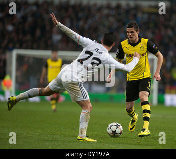 Madrid, Espagne. 2ème apr 2014. Dortmund's Jonas Hofmann (R) le dispute à la CITP du Real Madrid au cours de leur ligue des Champions quart de finale match aller match à Santiago Bernabeu à Madrid, Espagne, le 2 avril 2014. Le Real Madrid a remporté le match par 3-0. Credit : Xie Haining/Xinhua/Alamy Live News Banque D'Images