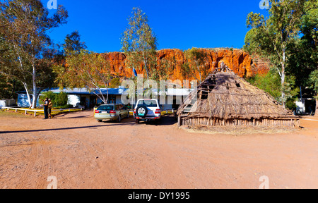 Glen Helen Gorge paysages paysage australien de l'outback du territoire du nord de l'Australie Centrale formations rocheuses isolées arides Banque D'Images