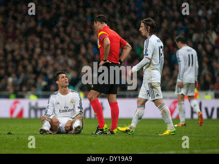 Madrid, Espagne. 2ème apr 2014. Le Real Madrid Cristiano Ronaldo (L) est blessé au cours de la Ligue des Champions quart de finale match aller match contre Dortmund à Santiago Bernabeu à Madrid, Espagne, le 2 avril 2014. Le Real Madrid a remporté le match par 3-0. Credit : Xie Haining/Xinhua/Alamy Live News Banque D'Images