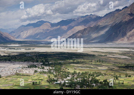 Diskit village, Ladakh, Inde, vue de la vallée de Nubra Banque D'Images