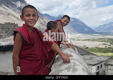 Diskit Village, Ladakh, Inde. Novoce monks enjoying view depuis le toit de Diskit gompa, vallée de l'Indus Banque D'Images